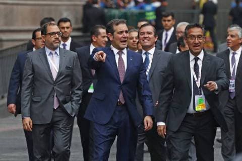 April 23, 2018 - EUM20180423POL04.JPG.CIUDAD DE MEXICO.- Election Elecciones-Debate.- Escoltado por un grupo de funcionarios del INE, y destacando por su traje azul, el consejero presidente del organismo, Lorenzo Cordova, arribo al Palacio de Mineria donde se llevo a cabo el debate, el domingo 23 de abril de 2018. Foto: Agencia EL UNIVERSAL Yadin Xolalpa RCC.  - ZUMAu78_ 20180423_zaf_u78_507 Copyright: xYadinxXolalpaxElxUniversalx