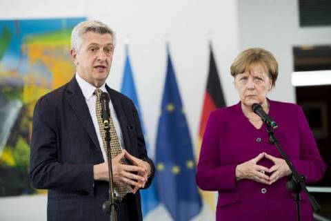 Themen der Woche KW17 Bilder des Tages Bundeskanzlerin Angela Merkel und Hoher Fluechtlingskommissar der Vereinten Nationen (UNHCR) Filippo Grandi geben ein Pressestatement im Kanzleramt in Berln am 23. April 2018. Angela Merkel trifft UN Fluechtlingskommissar Grandi in Berlin *** German Chancellor Angela Merkel and United Nations High Commissioner for Refugees UNHCR Filippo Grandi give a press statement at the Chancellery in Berlin on 23 April 2018 Angela Merkel meets UN Refugee Commissioner Grandi in Berlin