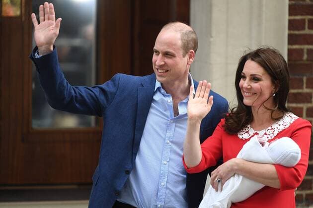 Entertainment Bilder der Woche KW17 Bilder des Tages . 23 04 2018. London, United Kingdom. Duke and Duchess of Cambridge- New Baby. Prince William, The Duke of Cambridge with his wife Catherine, The Duchess of Cambridge, pose on the steps of the Lindo Wing with their new son after giving birth at the Lindo Wing of St Mary s Hospital, central London, at 11am this morning.  xAndrewxParsonsx xi-Imagesx IIM-17592-0035