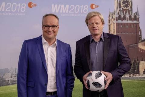Oliver Kahn, Oliver Welke ARD und ZDF übertragen im Wechsel alle 64 Spiele des WM-Turniers in Russland live inklusive der parallel angesetzten Begegnungen an den abschließenden Vorrundenspieltagen (one und ZDFinfo sind dann zusätzlich gefragt). Los geht es mit der Übertragung des WM-Eröffnungsspiels am Donnerstag, 14. Juni 2018, 17.00 Uhr, im Ersten. Das WM-Finale ist am Sonntag, 15. Juli 2018, 17.00 Uhr, im ZDF zu sehen. Alle weiteren Infos zur Fußball-WM bei ARD und ZDF unter: Das gemeinsame Studio von ARD und ZDF zur Fußball-Weltmeisterschaft wird in Baden-Baden eingerichtet. In der Kurstadt werden die Live-Übertragungen aus den zwölf WM-Stadien gesteuert. Alle 64 WM-Spiele sind zwischen dem 14. Juni und dem 15. Juli 2018 bei ARD und ZDF zu sehen. Der Großteil der Teams von ARD und ZDF wird in Baden-Baden im Einsatz