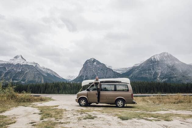 Canada, Alberta, Banff National Park, man with minivan at Icefields Parkway model released Symbolfoto  GUSF00428