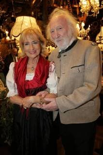 23 04 2018 Marchfelderhof Deutsch Wagram Awarding of the GOLDEN ASPARAGUS to the asparagus cook of the year 2018 in the picture Dagmar Koller Karl Merkatz Awarding of the GOLDEN ASPARAGUS