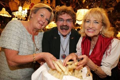 23 04 2018 Marchfelderhof German Wagram Presentation of the GOLDEN ASPARAGUS to the asparagus cook of the year 2018 in the picture Lisl Wagner Bacher award-winning cook and asparagus cook 2018 Gerhard BOCEK Host Dagmar Koller Awarding of the GOLDEN ASPARAGUS