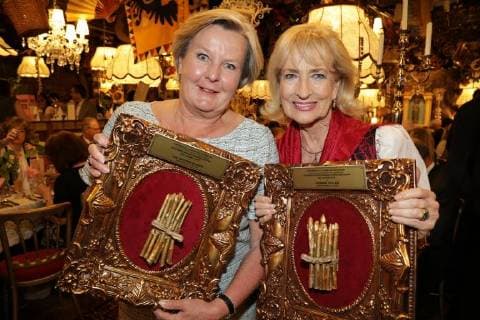 23 04 2018 Marchfelderhof Deutsch Wagram Awarding of the GOLDEN ASPARAGUS to the asparagus cook of the year 2018 in the picture Lisl Wagner Bacher award-winning cook and asparagus cook 2018 Dagmar Koller Awarding of the GOLDEN ASPARAGUS