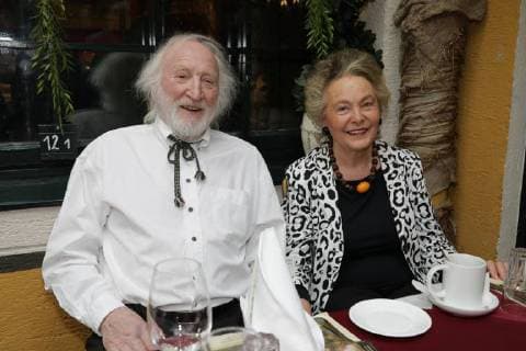 23 04 2018 Marchfelderhof Deutsch Wagram Awarding of the GOLDEN ASPARAGUS to the asparagus cook of the year 2018 in the picture Karl Merkatz with wife Martha Awarding of the GOLDEN ASPARAGUS