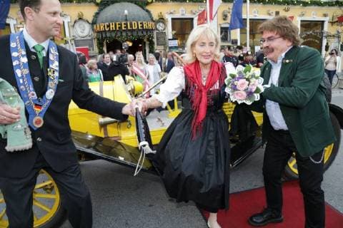 23 04 2018 Marchfelderhof Deutsch Wagram Awarding of the GOLDEN ASPARAGUS to the asparagus chef of the year 2018 in the picture Dagmar Koller Gerhard BOCEK Owner of the GOLDEN ASPARAGUS