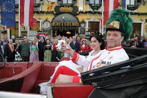 23 04 2018 Marchfelderhof Deutsch Wagram Awarding of the GOLDEN ASPARAGUS to the asparagus cook of the year 2018 in the picture Franz Josef u Sissi the imperial couple Awarding the GOLDEN ASPARAGUS