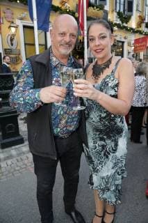 23 04 2018 Marchfelderhof Deutsch Wagram Awarding of the GOLDEN ASPARAGUS to the asparagus cook of the year 2018 in the picture Gary Lux with girlfriend Sissy Awarding of the GOLDEN ASPARAGUS