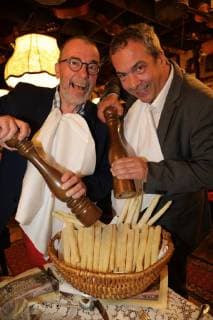 23 04 2018 Marchfelderhof Deutsch Wagram Awarding of the GOLDEN ASPARAGUS to the asparagus cook of the year 2018 in the picture Manfred Buchinger Robert Letz Awarding of the GOLDEN ASPARAGUS