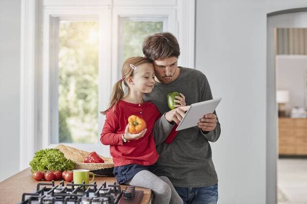 Father and daughter with bell pepper and tablet in kitchen model released Symbolfoto property released  RORF01136