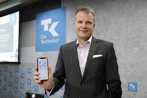 Themen der Woche KW17 Bilder des Tages 24.04.2018, Berlin, Deutschland - TK stellt bundesweite elektronische Gesundheitsakte vor - Pressekonferenz zum Start der digitalen Gesundheitsakte, TK-Safe von TK und IBM. Foto: Dr. Jens Baas, Vorstandsvorsitzender der Techniker Krankenkasse, TK. *** 24 04 2018 Berlin Germany TK presents nationwide electronic health record Press conference on the launch of the digital health record TK Safe by TK and IBM Photo Dr Jens Baas CEO of Techniker Krankenkasse TK