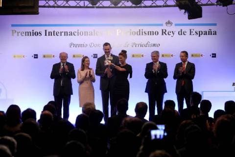 Spanish journalist Alicia Hernandez Sanchez (3R) receives the Press Award from King Felipe VI of Spain (3L), Spanish Foreign Minister, Alfonso Dastis (2R); president of Efe news Agency, Jose Antonio Vera (R); Junior Minister of International Cooperation for Ibero America and Caribbean, Fernando Garcia Casas (L), and Speaker of the Spanish Parliament, Ana Pastor (2L), during the awarding ceremony of the 35th edition of the International King of Spain Awards held in Casa America in Madrid, Spain, 24 April 2018. The awards, organized by Efe news agency and the Spanish Agency for International Development Cooperation (AECID), distinguish the work of journalists from 8 different countries. International King of Spain Journalism Awards !ACHTUNG: NUR REDAKTIONELLE NUTZUNG! Copyright: xj.xj.xguillenx GRAF1243 20180424-636601723317485980