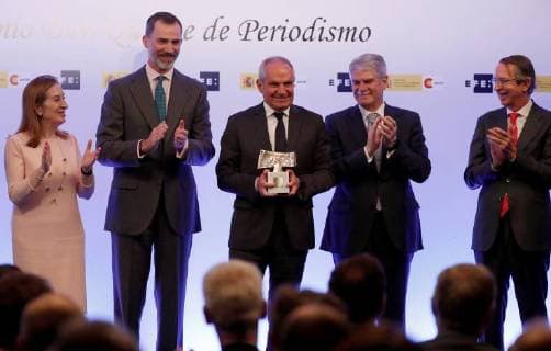 Spanish journalist Antonio Cano (3R), from El Pais newspaper, receives the Best Media from Iberoamerican Award from King Felipe VI of Spain (3L), Spanish Foreign Minister, Alfonso Dastis (2R); president of Efe news Agency, Jose Antonio Vera (R); Junior Minister of International Cooperation for Ibero America and Caribbean, Fernando Garcia Casas (L), and Speaker of the Spanish Parliament, Ana Pastor (L), during the awarding ceremony of the 35th edition of the International King of Spain Awards held in Casa America in Madrid, Spain, 24 April 2018. The awards, organized by Efe news agency and the Spanish Agency for International Development Cooperation (AECID), distinguish the work of journalists from 8 different countries. International King of Spain Journalism Awards !ACHTUNG: NUR REDAKTIONELLE NUTZUNG! Copyright: xJAVIERxLIZONx GRAF1271 20180424-636601728652539523