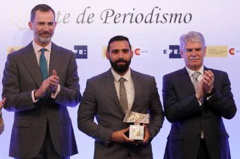 Cuban journalist Julio Baptista Rodriguez (C) receives the Special Ibero American Environment and Sustainable Development Journalism Award from King Felipe VI of Spain (L) and Spanish Foreign Minister, Alfonso Dastis (R), during the awarding ceremony of the 35th edition of the International King of Spain Awards held in Casa America in Madrid, Spain, 24 April 2018. The awards, organized by Efe news agency and the Spanish Agency for International Development Cooperation (AECID), distinguish the work of journalists from 8 different countries. International King of Spain Journalism Awards !ACHTUNG: NUR REDAKTIONELLE NUTZUNG!  Copyright: xJAVIERxLIZONx GRAF1251 20180424-636601730631621853