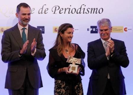 Brazilian journalist Patricia Toledo Campos (C) receives the Digital Journalism award from King Felipe VI of Spain (L), and Spanish Foreign Minister, Alfonso Dastis (R), during the awarding ceremony of the 35th edition of the International King of Spain Awards held in Casa America in Madrid, Spain, 24 April 2018. The awards, organized by Efe news agency and the Spanish Agency for International Development Cooperation (AECID), distinguish the work of journalists from 8 different countries. International King of Spain Journalism Awards !ACHTUNG: NUR REDAKTIONELLE NUTZUNG!  Copyright: xJAVIERxLIZONx GRAF1248 20180424-636601731251628571