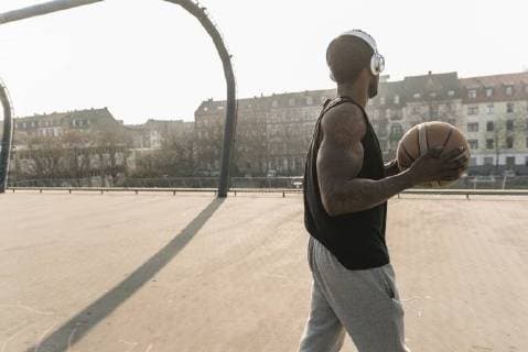 IMAGO Creative: Sport in der Stadt Basketball player with headphones on court model released Symbolfoto  UUF13011