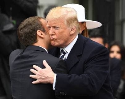 Themen der Woche KW17 Bilder des Tages U.S. President Donald Trump greets French President Emmanuel Macron during official welcoming ceremony for the State Visit on the South Lawn of the White House on Tuesday, April 24, 2018.  WAS20180424101 PATxBENIC