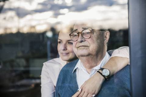 IMAGO Creative, Gesellschaft, Immer mehr Menschen haben Angst vor der Zukunft Portrait of young woman embracing senior man at the window model released Symbolfoto property released  UUF12908