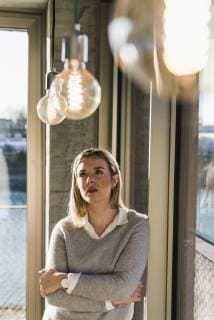 Young businesswoman in office looking at light bulbs model released Symbolfoto property released  UUF13125