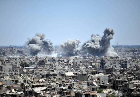 Themen der Woche KW17 Bilder des Tages (180424) -- DAMASCUS, April 24, 2018 -- Photo taken on April 24, 2018 shows smoke rising from the Islamic State militant s positions in the Hajar al-Aswad neighbourhood, south of Damascus, Syria. The Syrian army is advancing in the battles against the Islamic State (IS) in southern Damascus, Syrian SANA news agency reported on Sunday. The infantry units of the Syrian army are advancing in the battle against IS in Hajar al-Aswad area in southern Damascus from several directions, capturing on the outskirts of that area, according to the report. ) (wtc) SYRIA-DAMASCUS-BATTLE-AGAINST-IS AmmarxSafarjalani 