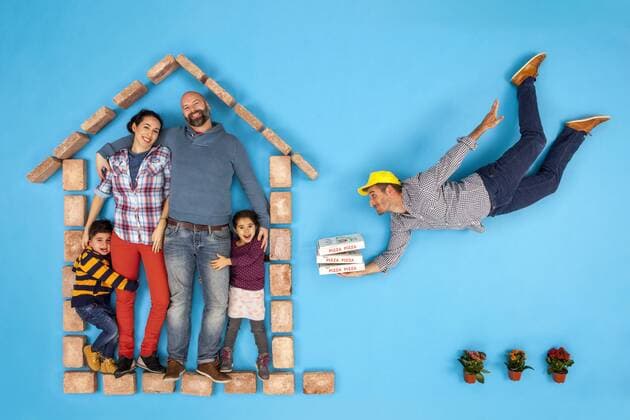 Happy family at home getting pizza delivered model released Symbolfoto  BAEF01535