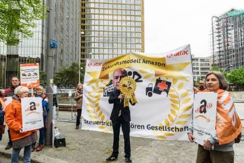 Protest against the presentation of the Axel Springer Award On 24 April 2018, hundreds of employees and sympathizers demonstrated in Berlin against the awarding of the Axel Springer Award to Amazon boss Jeff Bezos. In the afternoon, several hundred participants gathered at Oranienplatz in Kreuzberg to visit nearby Axel Springer skyscraper to pull Berlin Berlin Germany Kreuzberg Mitte