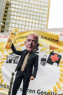 Protest against the presentation of the Axel Springer Award On 24 April 2018, hundreds of employees and sympathizers demonstrated in Berlin against the awarding of the Axel Springer Award to Amazon boss Jeff Bezos. In the afternoon, several hundred participants gathered at Oranienplatz in Kreuzberg to visit nearby Axel Springer skyscraper to pull Berlin Berlin Germany Kreuzberg Mitte