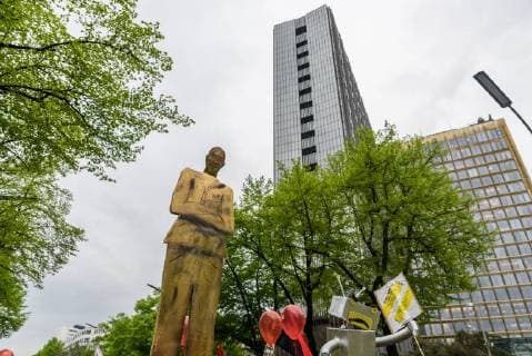 Protest against the presentation of the Axel Springer Award On 24 April 2018, hundreds of employees and sympathizers demonstrated in Berlin against the awarding of the Axel Springer Award to Amazon boss Jeff Bezos. In the afternoon, several hundred participants gathered at Oranienplatz in Kreuzberg to visit nearby Axel Springer skyscraper to pull Berlin Berlin Germany Kreuzberg Mitte