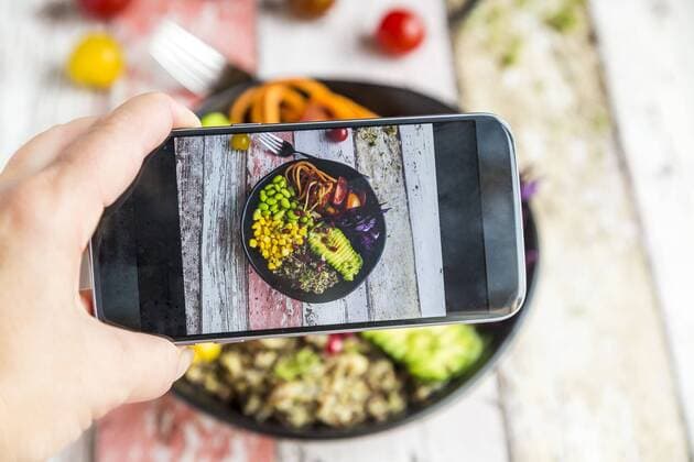 Girl taking photo of vegan Lunch bowl with cell phone, close-up model released Symbolfoto  SARF03594