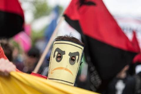 Deutschland, Berlin - 24.04.2018 Eine Demonstrantin tr??gt eine Maske w??hrend der Demonstration gegen die Verleihung des Axel Springer Award 2018 an Amazon-Gr??nder Jeff Bezos f??r sein vision??res Unternehmertum . Mitarbeiter des Unternehmens demonstrierten unter dem Motto Make Amazon Pay again gegen den Axel Springer Award den nach Angaben des Medienunternehmens herausragende Pers??nlichkeiten, die in besonderer Weise innovativ sind, M??rkte schaffen und ver??ndern und sich ihrer gesellschaftlichen Verantwortung stellen erhalten. Gewerkschaften kritisieren die schlechten Arbeitsbedingungen in Amazons Logistik-Zentren die sie f??r nicht preisw??rdig erachten. Germany, Berlin - 24.04.2018 A demonstrator is wearing a Mask during the demonstration against the awarding of the Axel Springer Award 2018 to Amazon founder Jeff Bezos for h