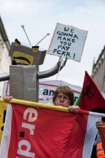 Deutschland, Berlin - 24.04.2018 Eine Demonstrantin bl??st eine Trillerpfeife w??hrend der Demonstration gegen die Verleihung des Axel Springer Award 2018 an Amazon-Gr??nder Jeff Bezos f??r sein vision??res Unternehmertum . Mitarbeiter des Unternehmens demonstrierten unter dem Motto Make Amazon Pay again gegen den Axel Springer Award den nach Angaben des Medienunternehmens herausragende Pers??nlichkeiten, die in besonderer Weise innovativ sind, M??rkte schaffen und ver??ndern und sich ihrer gesellschaftlichen Verantwortung stellen erhalten. Gewerkschaften kritisieren die schlechten Arbeitsbedingungen in Amazons Logistik-Zentren die sie f??r nicht preisw??rdig erachten. Germany, Berlin - 24.04.2018 A protester blows a whistle during the demonstration against the awarding of the Axel Springer Award 2018 to Amazon founder Jeff Bezos f