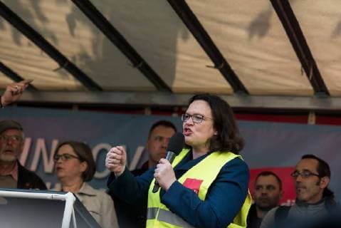 Deutschland, Berlin - 24.04.2018 Andrea Nahles, Vorsitzende der Sozialdemokratischen Partei Deutschland (SPD) spricht w??hrend der Demonstration gegen die Verleihung des Axel Springer Award 2018 an Amazon-Gr??nder Jeff Bezos f??r sein vision??res Unternehmertum . Mitarbeiter des Unternehmens demonstrierten unter dem Motto Make Amazon Pay again gegen den Axel Springer Award den nach Angaben des Medienunternehmens herausragende Pers??nlichkeiten, die in besonderer Weise innovativ sind, M??rkte schaffen und ver??ndern und sich ihrer gesellschaftlichen Verantwortung stellen erhalten. Gewerkschaften kritisieren die schlechten Arbeitsbedingungen in Amazons Logistik-Zentren die sie f??r nicht preisw??rdig erachten. Germany, Berlin - 24.04.2018 Andrea Nahles, chairwoman of the Social Democratic Party (SPD) speaks during the demonstration ag