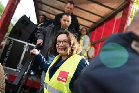 Deutschland, Berlin - 24.04.2018 Andrea Nahles, Vorsitzende der Sozialdemokratischen Partei Deutschland (SPD) verl??sst die B??hne w??hrend der Demonstration gegen die Verleihung des Axel Springer Award 2018 an Amazon-Gr??nder Jeff Bezos f??r sein vision??res Unternehmertum . Mitarbeiter des Unternehmens demonstrierten unter dem Motto Make Amazon Pay again gegen den Axel Springer Award den nach Angaben des Medienunternehmens herausragende Pers??nlichkeiten, die in besonderer Weise innovativ sind, M??rkte schaffen und ver??ndern und sich ihrer gesellschaftlichen Verantwortung stellen erhalten. Gewerkschaften kritisieren die schlechten Arbeitsbedingungen in Amazons Logistik-Zentren die sie f??r nicht preisw??rdig erachten. Germany, Berlin - 24.04.2018 Andrea Nahles, chairwoman of the Social Democratic Party (SPD) leaves the stage duri