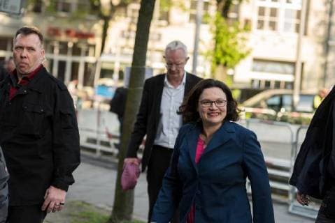 Deutschland, Berlin - 24.04.2018 Andrea Nahles, Vorsitzende der Sozialdemokratischen Partei Deutschland (SPD) verl??sst die Demonstration gegen die Verleihung des Axel Springer Award 2018 an Amazon-Gr??nder Jeff Bezos f??r sein vision??res Unternehmertum . Mitarbeiter des Unternehmens demonstrierten unter dem Motto Make Amazon Pay again gegen den Axel Springer Award den nach Angaben des Medienunternehmens herausragende Pers??nlichkeiten, die in besonderer Weise innovativ sind, M??rkte schaffen und ver??ndern und sich ihrer gesellschaftlichen Verantwortung stellen erhalten. Gewerkschaften kritisieren die schlechten Arbeitsbedingungen in Amazons Logistik-Zentren die sie f??r nicht preisw??rdig erachten. Germany, Berlin - 24.04.2018 Andrea Nahles, chairwoman of the Social Democratic Party (SPD) leaves the demonstration against the awar