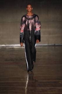 A model presents a creation of the Mexican designer Paloma Lira for the Fall Winter season, during the Mercedes-Benz Fashion Week, in Mexico City, Mexico, 24 April 2018. The fashion event will be held until April 27. Mercedes-Benz Fashion Week in Mexico City !ACHTUNG: NUR REDAKTIONELLE NUTZUNG!  Copyright: xSashenkaxGutierrezx CMX01 20180425-636602279394114483