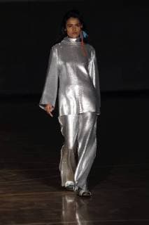 A model presents a creation of the Mexican designer Paloma Lira for the Fall Winter season, during the Mercedes-Benz Fashion Week, in Mexico City, Mexico, 24 April 2018. The fashion event will be held until April 27. Mercedes-Benz Fashion Week in Mexico City !ACHTUNG: NUR REDAKTIONELLE NUTZUNG!  Copyright: xSashenkaxGutierrezx CMX01 20180425-636602280763195089