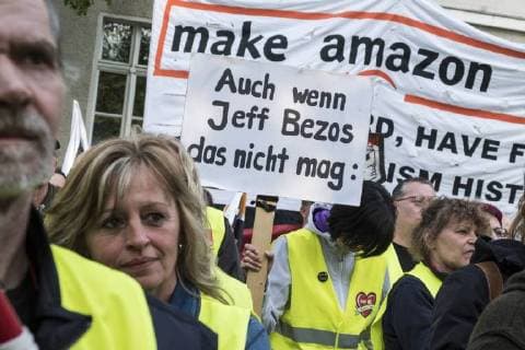 Amazon employees protesting against the presentation of the Axel Springer Award to Amazon boss Jeff Bezos in front of the Axel Springer publishing house in Berlin Employees protest against the presentation of the Axel Springer Award to Amazon boss Bezos