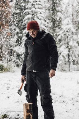 Canada, man chopping wood in snowfall model released Symbolfoto  GUSF00429