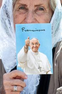 Themen der Woche KW17 Bilder des Tages April 25, 2018 : An elderly woman with a veil holds a picture of Pope Francis in her hands during the weekly general audience in St Peter s square at the Vatican.  Copyright: xÂ©MASSIMILIANOxMIGLIORATO CPPx xCatholicxPressxPhotox