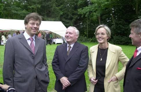 Zum Französischen Nationalfeiertag treffen sich am Samstag (14.7.2001) im Garten des Saarbrücker Generalkonsulats der Französischen Republik Saarlands Finanzminister und stv. Ministerpräsident Peter Jacoby (CDU), Oskar Lafontaine und die neue Berliner Finanzsenatorin Christiane Krajewski (SPD) (v.l.) zu einem Empfang. *** On Saturday 14 7 2001 in the garden of the Saarbrücken Consulate General of the French Republic Saarland Minister of Finance and Deputy Prime Minister Peter Jacoby CDU Oskar Lafontaine and the new Berlin Finance Senator Christiane Krajewski SPD v l will meet for a reception