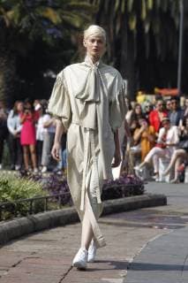 A model presents creations of Mexican designers Julia and Renata for the Fall Winter season during the Mercedes-Benz Fashion Week in Mexico City, Mexico, 25 April 2018. Mercedes-Benz Fashion Week Mexico !ACHTUNG: NUR REDAKTIONELLE NUTZUNG!  Copyright: xSashenkaxGutierrezx MEX02 20180425-636602841560107669