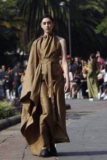 A model presents creations of Mexican designers Julia and Renata for the Fall Winter season during the Mercedes-Benz Fashion Week in Mexico City, Mexico, 25 April 2018. Mercedes-Benz Fashion Week Mexico !ACHTUNG: NUR REDAKTIONELLE NUTZUNG!  Copyright: xSashenkaxGutierrezx MEX05 20180425-636602842228534805