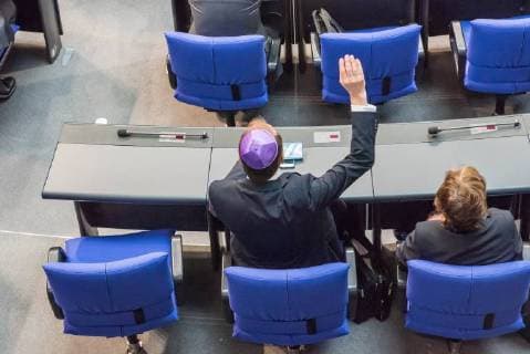 Themen der Woche KW17 Bilder des Tages Bundestag 70 Jahre Israel 29. Sitzung des Deutschen Bundestag am Donnerstag den 26. April 2018. Im Bild: Der CDU-Abgeordnete Thomas Heilmann traegt eine Kippa waehrend der Debatte ueber einen Antrag der Fraktionen der CDU CSU, SPD und FDP 70 Jahre Gruendung des Staates Israel - In historischer Verantwortung unsere zukunftsgerichtete Freundschaft . 26.4.2018, Berlin *** Bundestag 70 Years Israel 29 Meeting of the German Bundestag on Thursday the 26 April 2018 Pictured The CDU deputy Thomas Heilmann wears a Kippa during the debate on a request of the CDU factions CSU SPD and FDP 70 years of the founding of Israel In historical responsibility our forward-looking Friendship 26 4 2018 Berlin