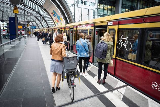 26 04 2018 Berlin Germany GER Hauptbahnhof S Bahn a woman with a bicycle