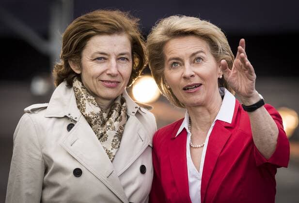 Entertainment Bilder der Woche KW17 Bilder des Tages Ursula von der Leyen + Florence Parly Ursula von der Leyen und die französische Verteidigungsministerin Florence Parly besuchen die ILA. Deutschland und Frankreich vereinbaren milliardenschwere Rüstungsprojekte. *** Ursula von der Leyen Florence Parly Ursula von der Leyen and the French Minister of Defense Florence Parly visit the ILA Germany and France agree on billionaire arms projects