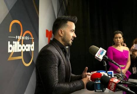 Puerto Rican singer Luis Fonsi speaks to the media in the press room of the Billboard Latin Music Awards 2018 at the Mandalay Bay resort in Las Vegas, Nevada, United States, 26 April 2018. Billboard Latin Music Awards 2018 !ACHTUNG: NUR REDAKTIONELLE NUTZUNG!  Copyright: xArmandoxArorizox BIL13 20180427-636604085666396141