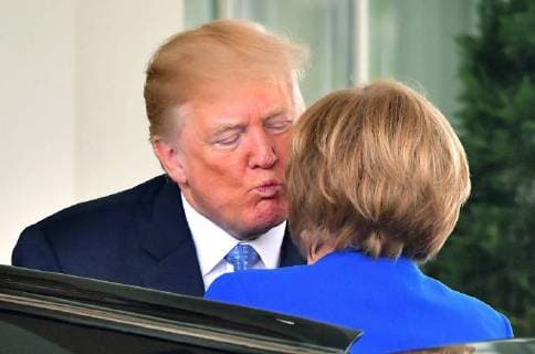Themen der Woche KW17 Bilder des Tages President Donald Trump kisses Chancellor Merkel of Germany as she arrives at the White House in Washington, D.C. April 27, 2018.  WAP20180427310 KEVINxDIETSCH
