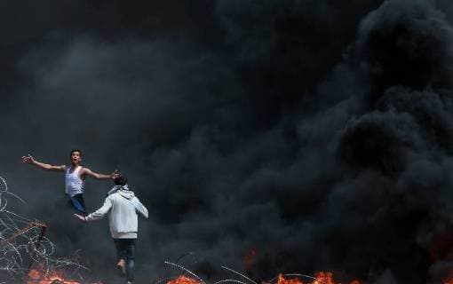 Themen der Woche KW17 Bilder des Tages (180427) -- GAZA, April 27, 2018 -- Palestinian protesters take part in clashes with Israeli troops at east of Gaza City, on April 27, 2018. ) (dtf) MIDEAST-GAZA-CLASHES Stringer 