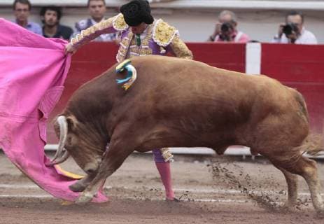 Mexican Arturo Macias performs a pass during a bullfighting as part of National Fair of San Marcos at Monumental bullring in Aguascalientes, Mexico, 27 April 2018. National Fair of San Marcos in Aguascalientes, Mexico !ACHTUNG: NUR REDAKTIONELLE NUTZUNG!  Copyright: xMarioxGuzmánx MEX31 20180428-636604914785413903