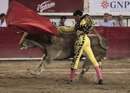 Mexican Sergio Flores performs a pass during a bullfighting as part of National Fair of San Marcos at Monumental bullring in Aguascalientes, Mexico, 27 April 2018. National Fair of San Marcos in Aguascalientes, Mexico !ACHTUNG: NUR REDAKTIONELLE NUTZUNG!  Copyright: xMarioxGuzmánx MEX31 20180428-636604915438692015